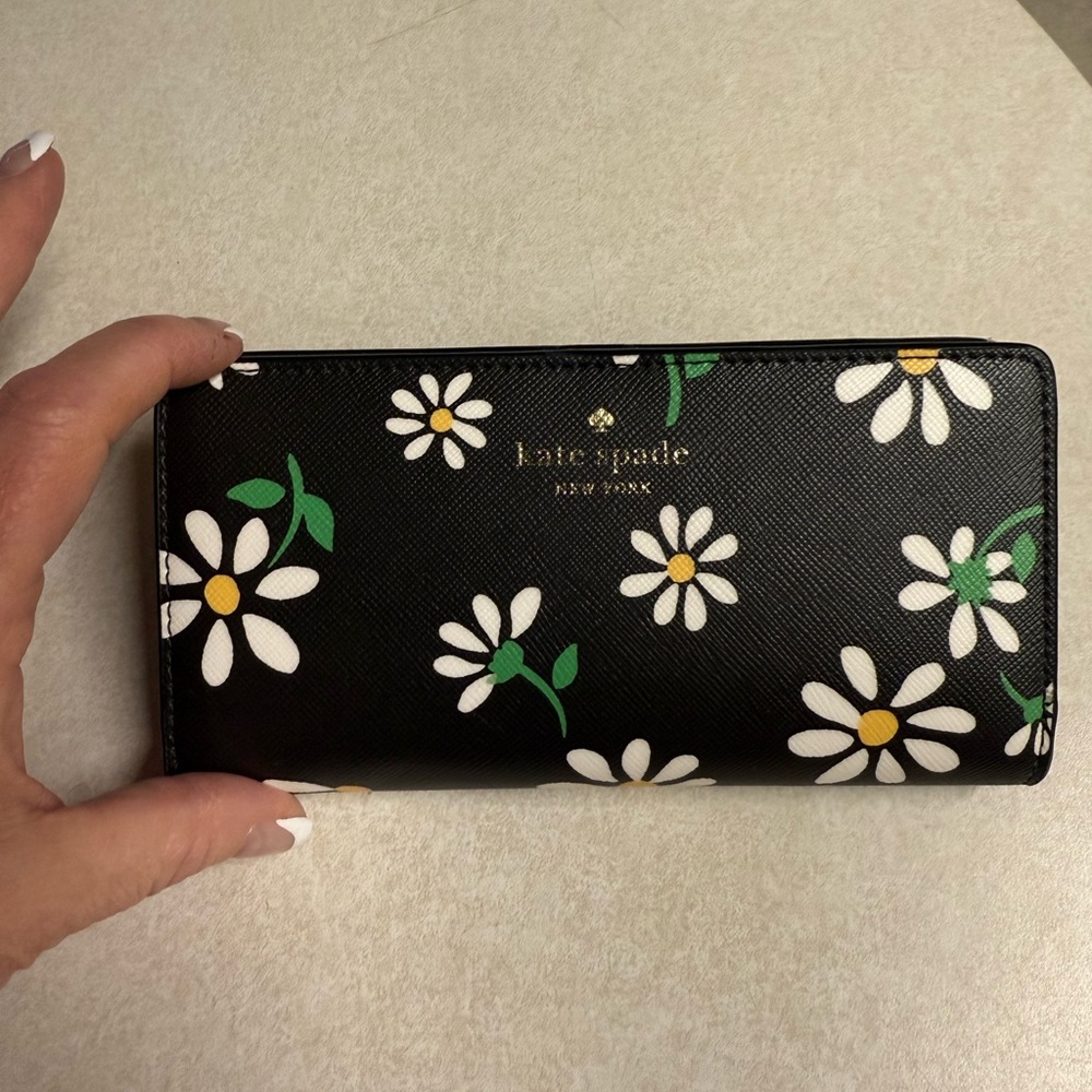 Kate Spade Dana Scattered Daisies wallet New!